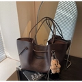 Dettaglio borsa tote marrone scuro in ecopelle con coulisse e ciondolo orsetto di peluche - Caffè (Con Ciondolo)
