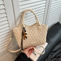 Schicke cremefarbene Eimertasche mit Webmuster, Boho-Perlenanhänger und Schultergurt - Weiß