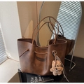 Dettaglio della borsa tote marrone vintage con coulisse e ciondolo orsetto di peluche - Marrone (Con Ciondolo)