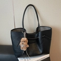 Borsa tote grande in ecopelle nera con spalline lunghe e ciondolo a forma di orso - Nero (Con Ciondolo)