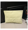 Vista detallada del bolso tote de nailon acolchado con costuras cuadradas en amarillo - Amarillo leche