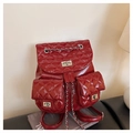 Détail du sac à dos matelassé rouge en similicuir avec fermoir rotatif argenté - Rouge