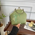 Elegante borsa a conchiglia in raso verde con stampe di bambù e catena in metallo - Verde