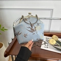 Borsa a conchiglia in raso celeste con ricamo di bambù e manico in bronzo - Blu