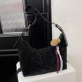 Grande borsa hobo nera in pelle opaca con un simpatico ciondolo a forma di orsetto - Nero