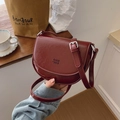 Fashionable burgundy saddle bag in smooth shiny leather with adjustable strap - Red (With Pendant)