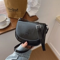 Classic black saddle bag in glossy oil wax leather with embossed logo and adjustable strap - Black (with Pendant)