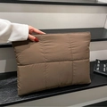 Bolso de mano acolchado de nailon marrón estilo plumífero con costuras cuadradas - Marrón