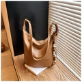 Detalle de bolso hobo de piel sintética caramelo con colgante de cuentas vintage en banco - Caqui con Colgante