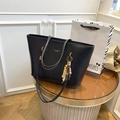 Borsa tote retrò in ecopelle nera con logo dorato e ciondolo con nappe di perline colorate - Nero Con Pendente Di Perline