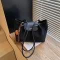 Grande borsa tote in pelle scamosciata nera con tracolla e ciondolo a pompon marrone - Con Ciondolo / Nero