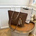 Borsa tote retrò marrone scuro in pelle opaca con elegante ciondolo in perle di legno - Marrone Con Pendente Di Perline