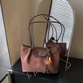 Borsa tote retrò in pelle scamosciata marrone caramello con patta in pelle e nappa decorativa - Con Ciondolo / Marrone