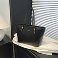 Borsa tote classica in pelle nera con dettagli in metallo dorato e doppi manici - Nero