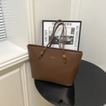 Borsa tote in ecopelle marrone scuro con finiture dorate per uso quotidiano - Marrone