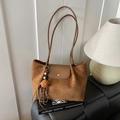 Borsa tote in camoscio marrone con patta magnetica e ciondolo a frange laterale - Con Ciondolo / Marrone