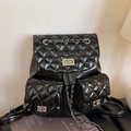 Sac à dos matelassé noir brillant avec accents de chaîne argentée et fermoir pivotant - Noir