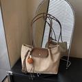 Borsa tote minimalista in camoscio kaki con patta in pelle e nappa decorativa - Con Ciondolo / Cachi
