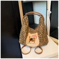 Detail der Leoparden-Einkaufstasche mit Katzen-Patch und braunem Ledergriff - Brauner Leopard