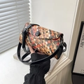 Sac bandoulière rétro en cuir tressé multicolore avec boucle ronde et sangle réglable - Marron