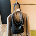 Bolso hobo negro de gran capacidad con costuras blancas y colgante de borla boho - Negro con colgante