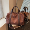 Borsa Boston in pelle scamosciata marrone con manici in pelle e tracolla regolabile - caffè