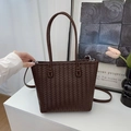 Borsa a secchiello intrecciata marrone scuro con doppi manici e tracolla - caffè