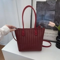 Chic sac cabas tissé bordeaux avec bandoulière réglable et poignées solides - Rouge