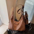 Bruine vintage hobo schoudertas van mat leer met houten kraal kwastje hanger - Bruin met hanger