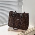 Borsa tote con stampa leopardata, catena argentata e logo marrone per l'inverno - Leopardo Marrone