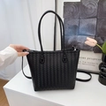 Sac fourre-tout noir tissé élégant avec deux poignées fines et bandoulière amovible - Noir