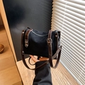 Retro-Zylindertasche aus schwarzem Samt mit braunem Lederriemen und Silberbeschlägen - Schwarz