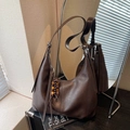 Vintage donkerbruine hobo schoudertas met houten kralen kwastje en glad kunstleer detail - Koffie met Hanger