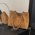 Borsa tote in pelle scamosciata marrone scuro con catena e design vintage essenziale - Marrone
