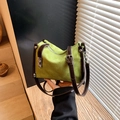 Gesteppte grüne Handtasche aus mattem Leder mit braunen Griffen und Metallverschluss - Grün