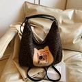 Braune Tragetasche mit Leopardenmuster, gelbem Katzen-Patch und schwarzem Schultergurt - Schwarzer Leopard