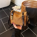 Schicke gesteppte braune Wildlederhandtasche mit dunkelbraunem Griff und Silberschloss - Braun