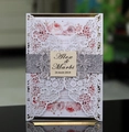 Λεπτομέρεια προσκλητηρίου γάμου laser-cut με ασημί glitter ζώνη και λουλουδένια σχέδια - Λευκό