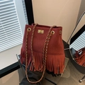 Borsa a secchiello trapuntata bordeaux vintage con frange e tracolla a catena - Rosso