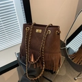 Borsa a secchiello vintage in pelle scamosciata marrone con frange e catena - Marrone