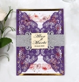 Vue détaillée de l'invitation violette découpée au laser avec ruban pailleté argenté - Violet