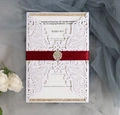 Invito laser per 40° anniversario con nastro bordeaux e fibbia con strass di lusso - Bianco