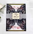 Détail du faire-part de mariage ajouré au laser avec bandeau argenté et liner fleuri - Noir