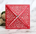 Dettaglio dell'invito di nozze rosso intagliato al laser con inserto bianco chic - Rosso