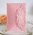 Détail de l'invitation de mariage rose découpée au laser avec motif dentelle et nacre - Rose