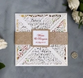 Invito di nozze intagliato al laser con motivo a rose e fascia glitterata d'oro personalizzata - Bianco