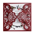 Detail van lasergesneden bordeauxrode huwelijksuitnodiging met fijn gebloemd kantpatroon - Donkerrood