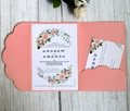 Dettaglio invito nuziale rosa corallo tagliato al laser con cartoncino RSVP floreale elegante - Rosa