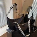 Bolsos hobo media luna de nailon Oxford negro con correas anchas de tejido geométrico - Patrón Grande