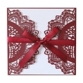 Elegante invito di nozze bordeaux intagliato al laser con fiocco in raso - Stile Rosso Scuro Con Fiocco Stretto